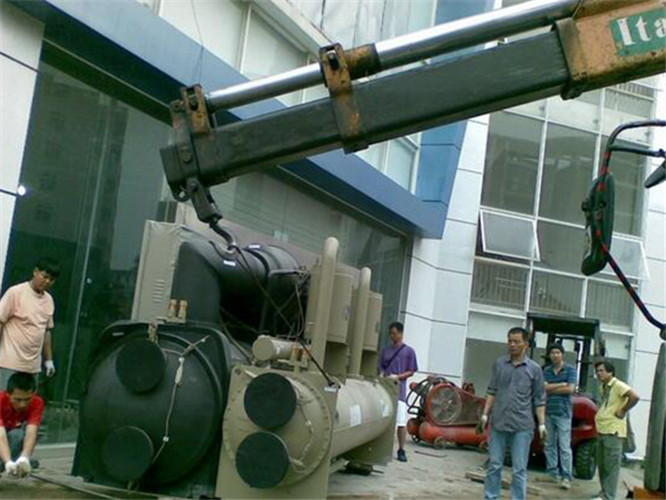 朝阳市随车吊和汽车吊的核心区别是什么？哪种更省钱？