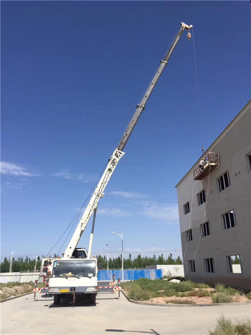 朝阳市“轻装强干”—— 吊车的 “轻量化臂架” 技术